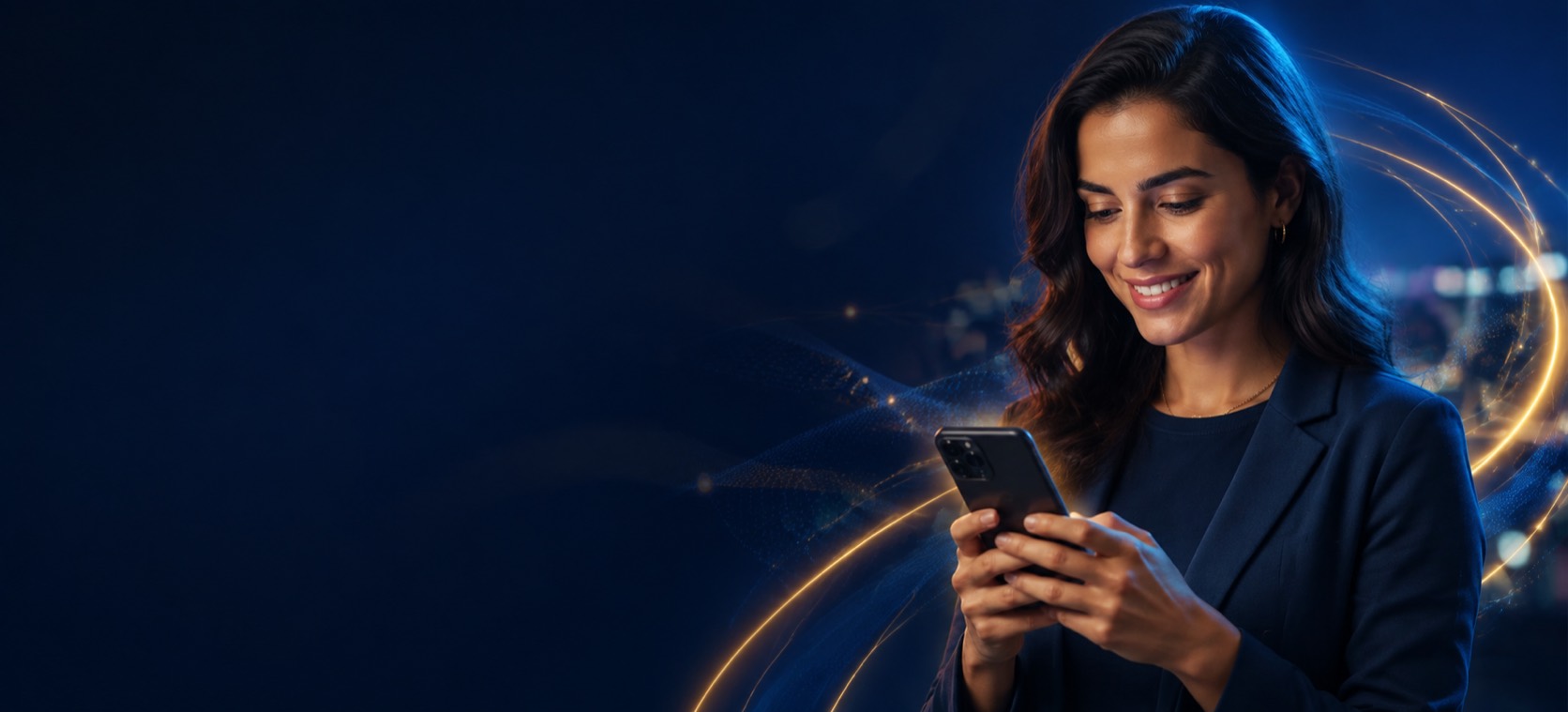 Mulher sorrindo ao usar o celular à noite — Palmasnet Móvel, celular 5G com ligações e WhatsApp ilimitados